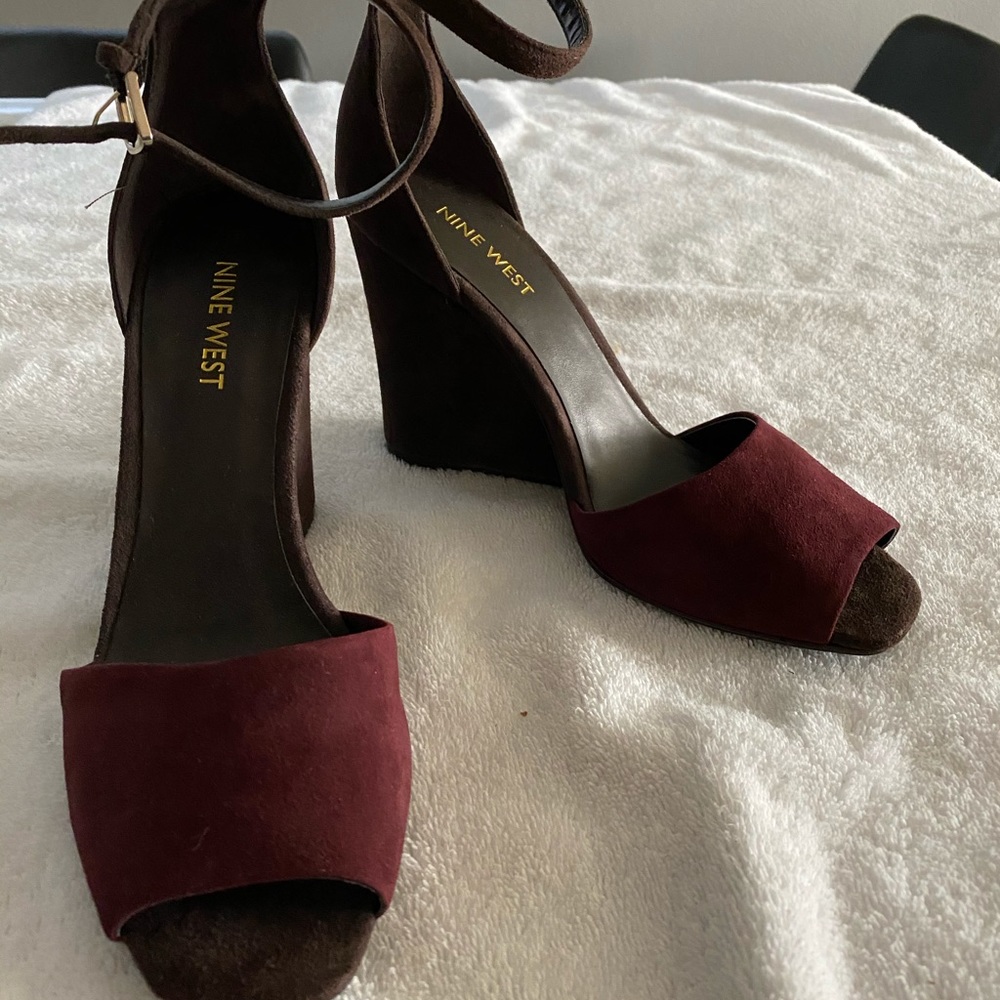 NEW NINE WEST SUEDE WEDGES 7-1/2
